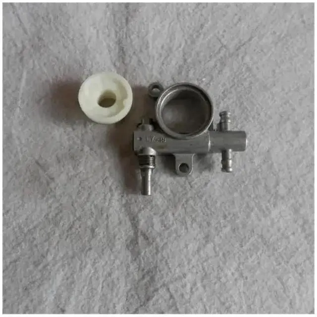 Main image of T425 Oil Fit for Saw T435 422 SPR270 Garden XC42 HOUSING Oiler 521586001(Oil Pump and Worm)