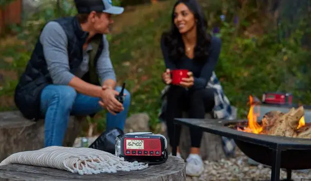 Alt view image 2 of 6 - ER40 Emergency Crank Radio