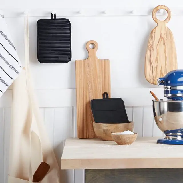 Alt view image 4 of 4 - Ribbed Soft Silicone Pot Holder 2-Pack Set, Matte Black, 7"x9"