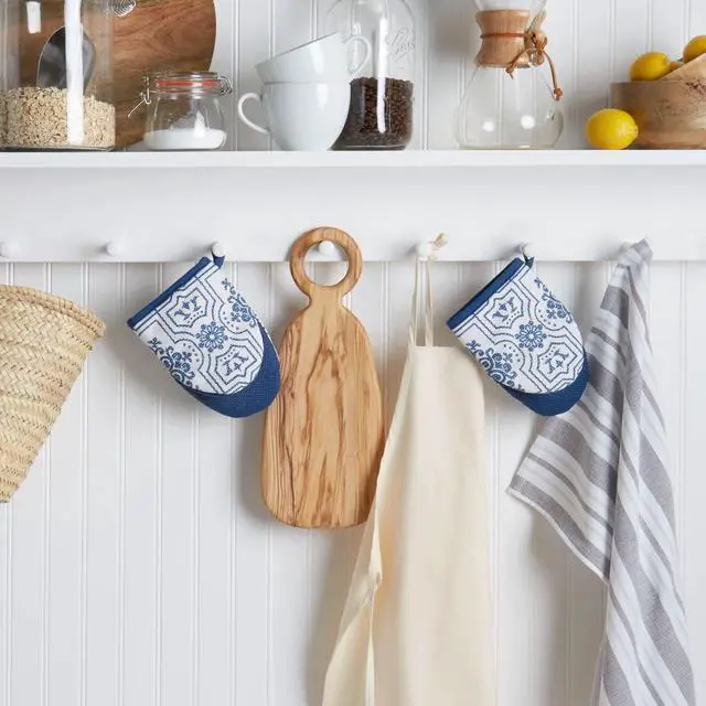 Alt view image 2 of 4 - Strie Medallion Mini Oven Mitt 2-Pack Set, Navy Blue, 5.5"X8"