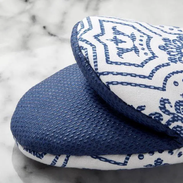 Alt view image 3 of 4 - Strie Medallion Mini Oven Mitt 2-Pack Set, Navy Blue, 5.5"X8"