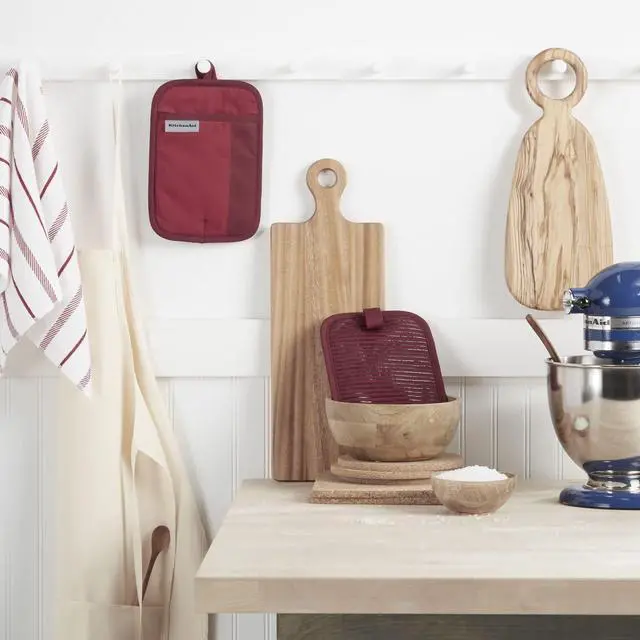 Alt view image 2 of 7 - Beacon Two-Tone Non-Slip Pot Holder Set, Passion Red/Bordeaux, 7"x10", 2 Piece