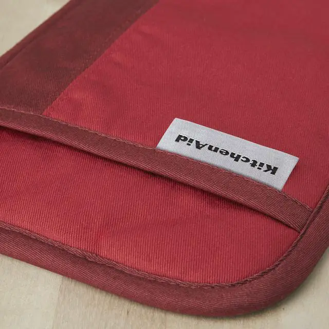 Alt view image 6 of 7 - Beacon Two-Tone Non-Slip Pot Holder Set, Passion Red/Bordeaux, 7"x10", 2 Piece