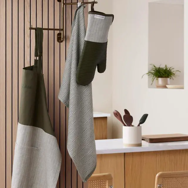 Alt view image 2 of 7 - Evergreen Design Series Herringbone Ribbed Soft Silicone Oven Mitts 2-Pack Set, Heat Resistant up to 500°F, Flexible & Waterproof, Deep Forest Green, 7"x14"