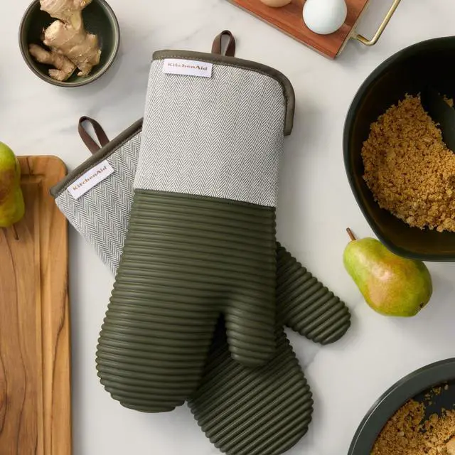 Alt view image 3 of 7 - Evergreen Design Series Herringbone Ribbed Soft Silicone Oven Mitts 2-Pack Set, Heat Resistant up to 500°F, Flexible & Waterproof, Deep Forest Green, 7"x14"
