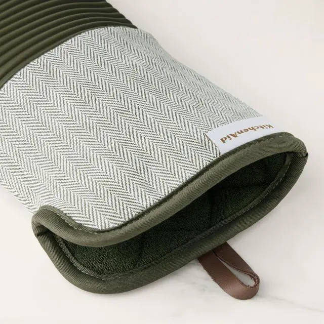 Alt view image 7 of 7 - Evergreen Design Series Herringbone Ribbed Soft Silicone Oven Mitts 2-Pack Set, Heat Resistant up to 500°F, Flexible & Waterproof, Deep Forest Green, 7"x14"