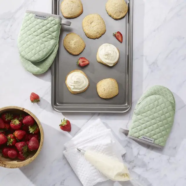Alt view image 2 of 6 - Asteroid Mini Oven Mitt Set, 5.5"x8", Pistachio, 2 Piece