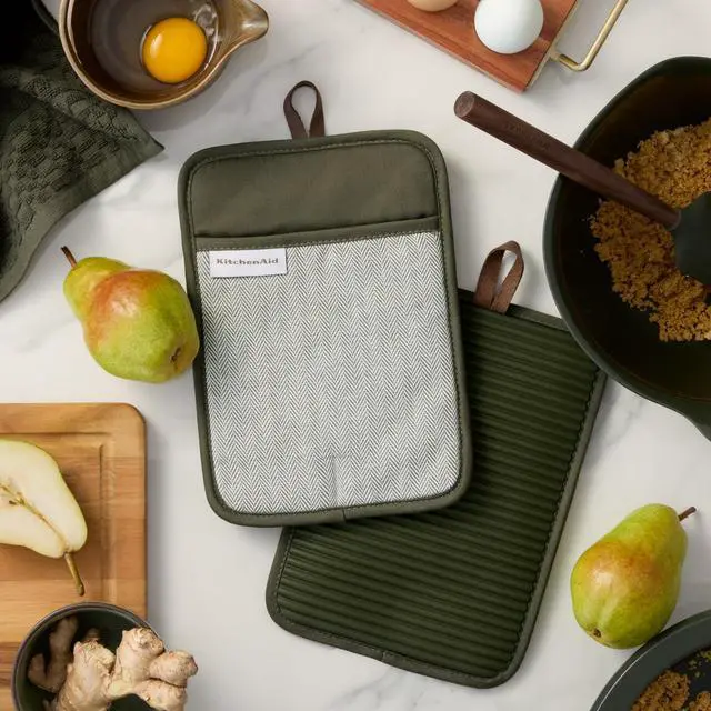 Alt view image 2 of 5 - Evergreen Design Series Herringbone Ribbed Soft Silicone Pot Holders 2-Pack Set, Heat Resistant up to 500°F, Flexible & Waterproof, Deep Forest Green, 7"x10"