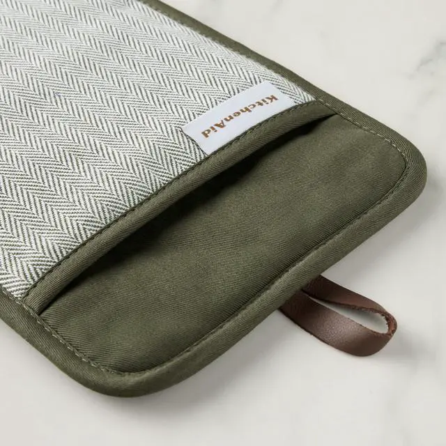 Alt view image 4 of 5 - Evergreen Design Series Herringbone Ribbed Soft Silicone Pot Holders 2-Pack Set, Heat Resistant up to 500°F, Flexible & Waterproof, Deep Forest Green, 7"x10"