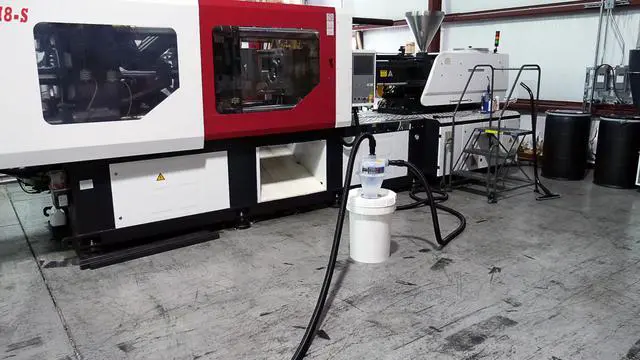Alt view image 6 of 6 - Assembled Quick Click Dust Separator with 12 Gallon Locking Collection Bin and Air Relief
