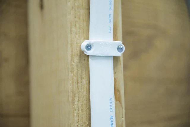Alt view image 5 of 7 - Gardner Bender PS-575 Plastic Staple, 3/4-Inch, Secures 14/3, 12/3, 10/3 Cable, 500/Box, White