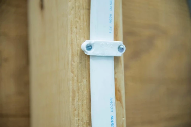 Alt view image 6 of 7 - Gardner Bender PS-575 Plastic Staple, 3/4-Inch, Secures 14/3, 12/3, 10/3 Cable, 500/Box, White