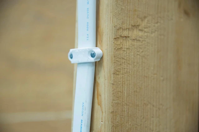 Alt view image 7 of 7 - Gardner Bender PS-575 Plastic Staple, 3/4-Inch, Secures 14/3, 12/3, 10/3 Cable, 500/Box, White