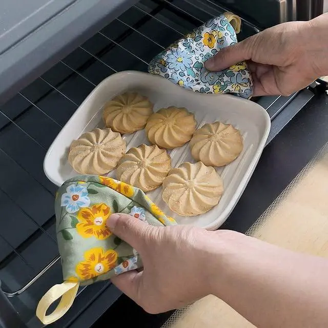 Alt view image 2 of 6 - Hot Pot Lid Handle Mitt, Cast Iron Handle Cover, Heat Resistant Casserole Lid Knob Cover Hand Protector, BBQ and Baking Cookware