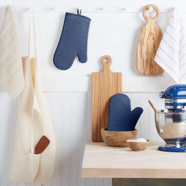 Alt view image 2 of 6 - Ribbed Soft Silicone Oven Mitt 2-Pack Set, 7.5"x13", Blue Willow
