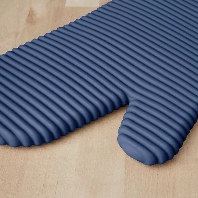 Alt view image 4 of 6 - Ribbed Soft Silicone Oven Mitt 2-Pack Set, 7.5"x13", Blue Willow