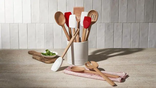 Alt view image 3 of 4 - Silicone Signature Basting Brush, White