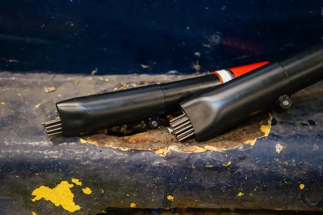Alt view image 4 of 6 - 123.2199 | Industry Standard 2BPG 19-Needle Scaler Reliable Performance for Any Job Made in England