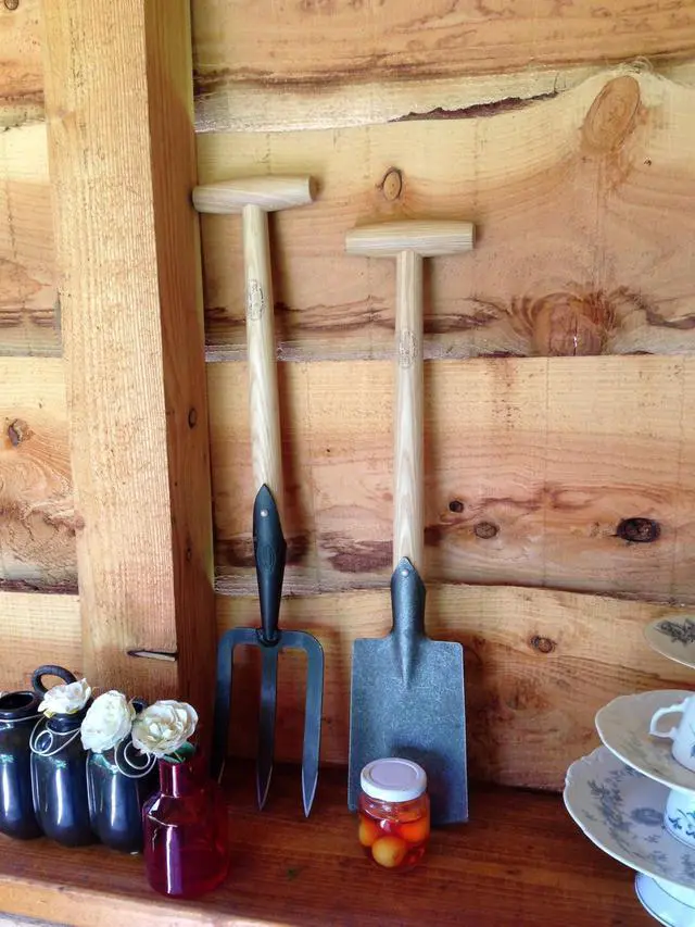 Alt view image 4 of 5 - Perennial Spade Compact Digging Tool for Tight Spaces | T-Handle | Tempered Boron Steel | Ash Wood | 22.75 Length