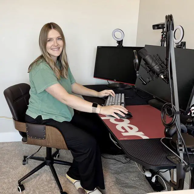 Alt view image 4 of 6 - Home Office Desk Chair with Caster Wheels, Walnut Craftsmanship, Ergonomic Curved Back and Arms, Faux Leather, Height Adjustable, Ideal for Desk Work, Conference Rooms, Set of 1/Walnut Green