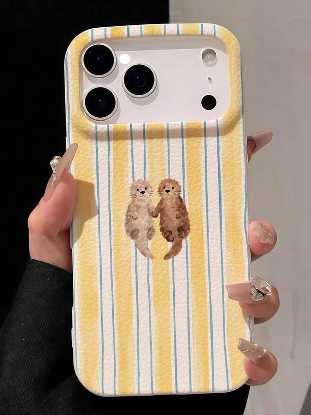Main image of Bks 1pc Full Coverage Lychee Texture Cute Holding Hands Otter Baby Light Yellow Striped Fashion Phone Case, Ins Healing Style Solid Color Phone Case, Perfect For Summer Use, Compatible With IPhone16/1