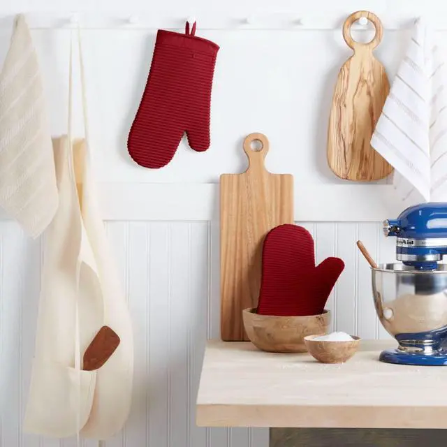 Alt view image 2 of 6 - Ribbed Soft Silicone Oven Mitt 2-Pack Set, 7.5"x13", Smoked Paprika