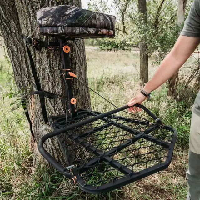 Alt view image 2 of 6 - The Outfitter Hang On Treestand