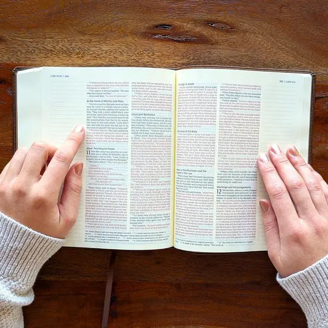 Alt view image 3 of 7 - NIV Bible, Custom Holy Bible, New International Version (Flowers Personalized)