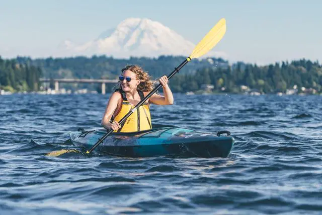 Alt view image 2 of 5 - MoveVent Curve Paddle Sports Life Vest