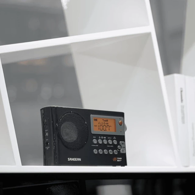 Alt view image 4 of 7 - PR-D4W Portable Radio