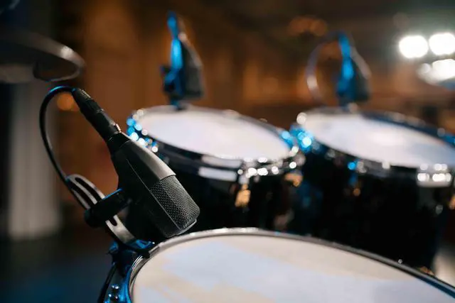 Alt view image 5 of 6 - Professional MD 421 Kompakt Multipurpose Dynamic Cardioid Microphone + MZH Drum Clamp