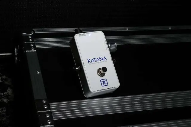 Alt view image 6 of 7 - Katana Clean Boost Throwback White Guitar Effects Pedal, 35dB of Transparent Boost, JFET Circuit