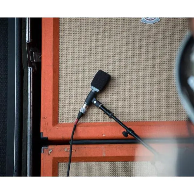 Alt view image 6 of 7 - E609 Silver Instrument Microphone Bundle with 20ft XLR Cable + Cleaning Cloth (3 Items)