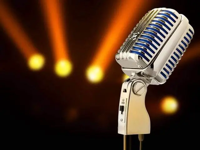 Alt view image 6 of 6 - Memphis Blue Classic Dynamic Microphone - Unidirectional, Retro-Style with Pop-Free On/Off Switch and Protective Case - Stage Right Series