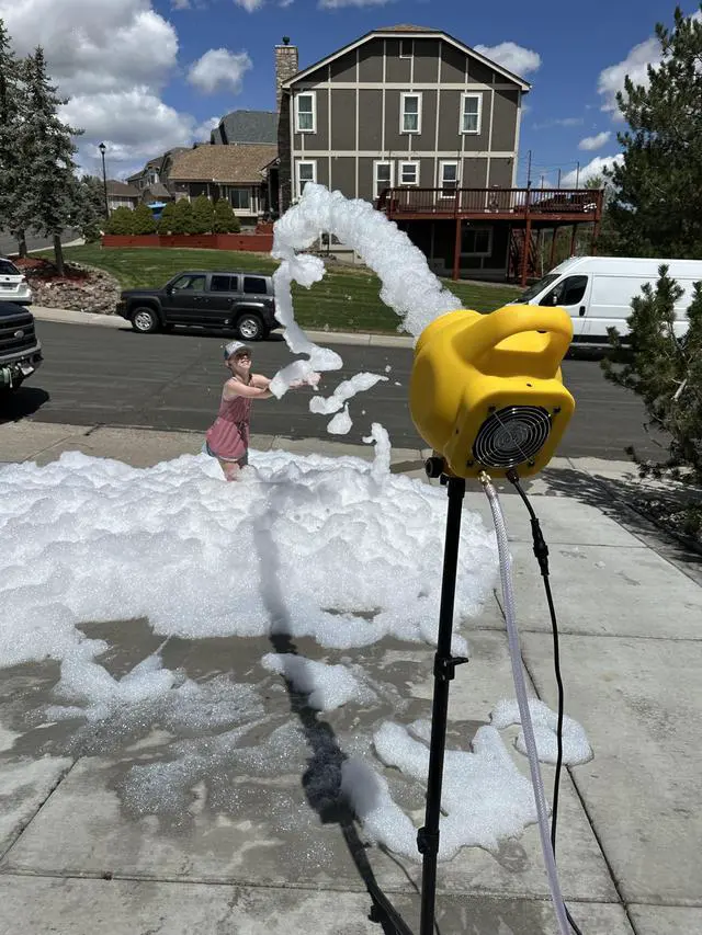 Alt view image 2 of 7 - Foam Powder Pack of 5, Easily Makes up to 600 Gallons; Bubble Party Machine