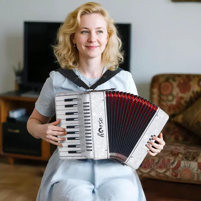 Alt view image 7 of 7 - Accordion, 22 Keys 8 Bass Piano Accordion Acordeones Para Adultos, Acordeón De Adulto Azul for Beginners Adults, Educational Musical Instrument Sweet Sound with Straps and Padded Bag (White)