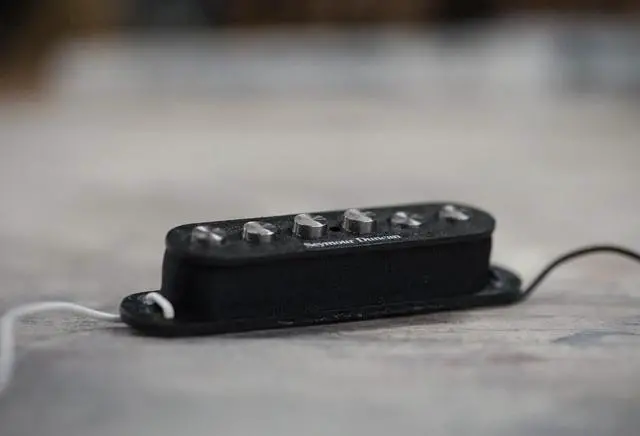 Alt view image 3 of 3 - Quarter Pound Staggered Strat - Neck/Middle/Bridge - Black