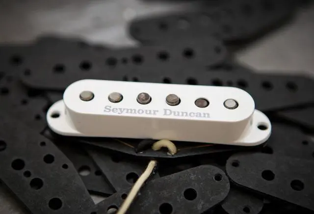 Alt view image 2 of 2 - Vintage Staggered Strat - Neck/Middle/Bridge - White