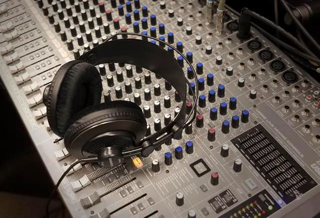 Alt view image 7 of 7 - Samson SR850 Professional Studio Reference Headphones
