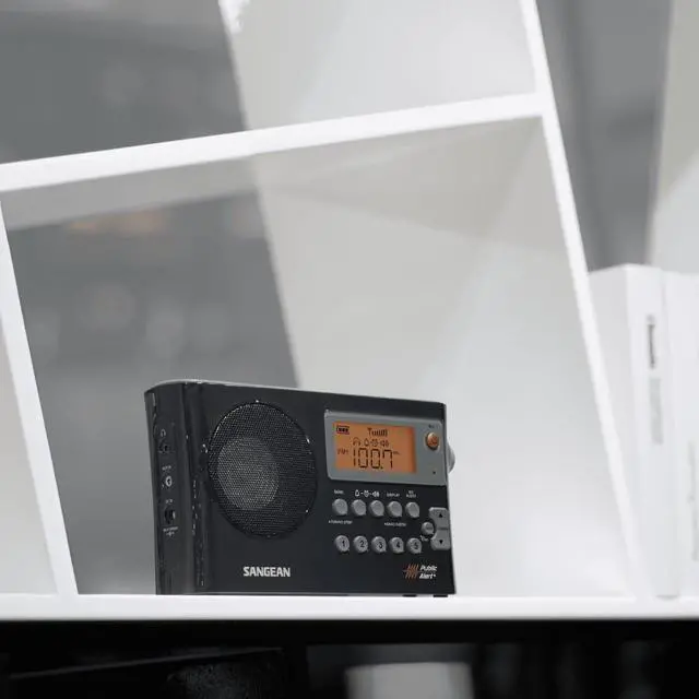Alt view image 4 of 6 - PR-D4W Portable Radio