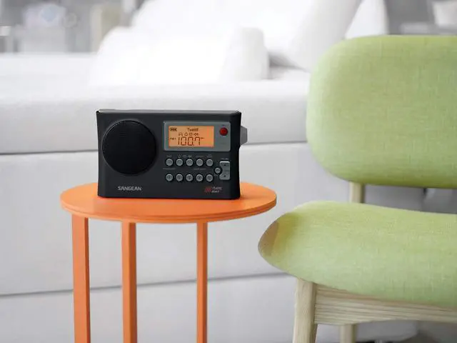 Alt view image 6 of 6 - PR-D4W Portable Radio