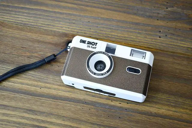 Alt view image 3 of 4 - Point and Shoot 35mm Film Camera, Reusable Retro Half Frame Camera, Built in Flash, Included One Roll ASA/ISO 400 Black & White Film 18 Exp., (36 Shots) Battery Not Included (Brown Color)