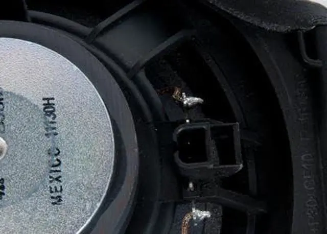Alt view image 3 of 3 - 15220248 Front Door Radio Speaker