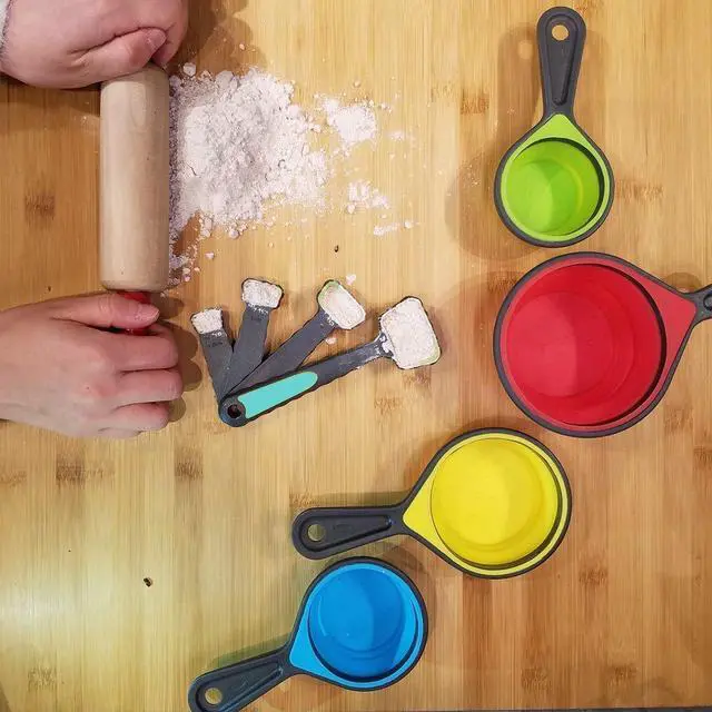 Alt view image 4 of 7 - Collapsible Measuring Cups and Spoons, Portable Measuring CupFood Grade Silicone for Liquid & Dry Measuring, 8 Piece Kitchen Measuring Tool