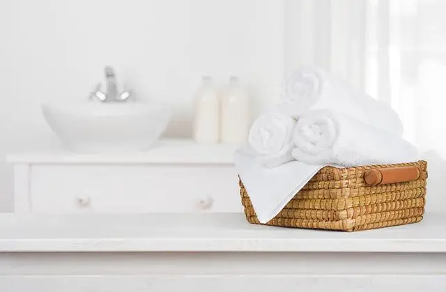 Alt view image 3 of 7 - 12 Pack White 100% Cotton Bath Towels, 20x40 Inches, Lightweight, Quick Drying, Commercial Grade, Gym, Salon, Spa & Hair