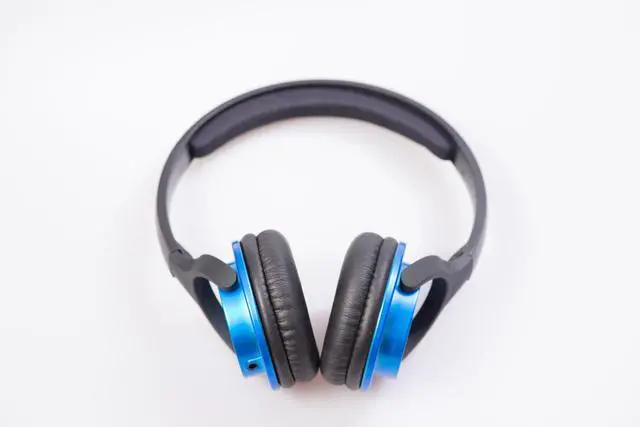 Alt view image 5 of 7 - Wired Headset for Universal - Retail Packaging - Blue
