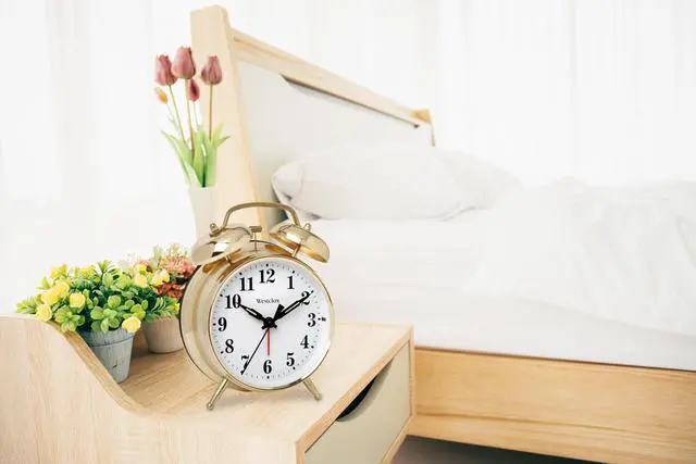 Alt view image 6 of 6 - Big Ben Twin Bell Alarm Clock | Loud Alarm Clock for Heavy Sleepers | Battery Operated Clock with Backlight for Bedside Table, Bedroom, Kids Room, Desk (Gold, 4")