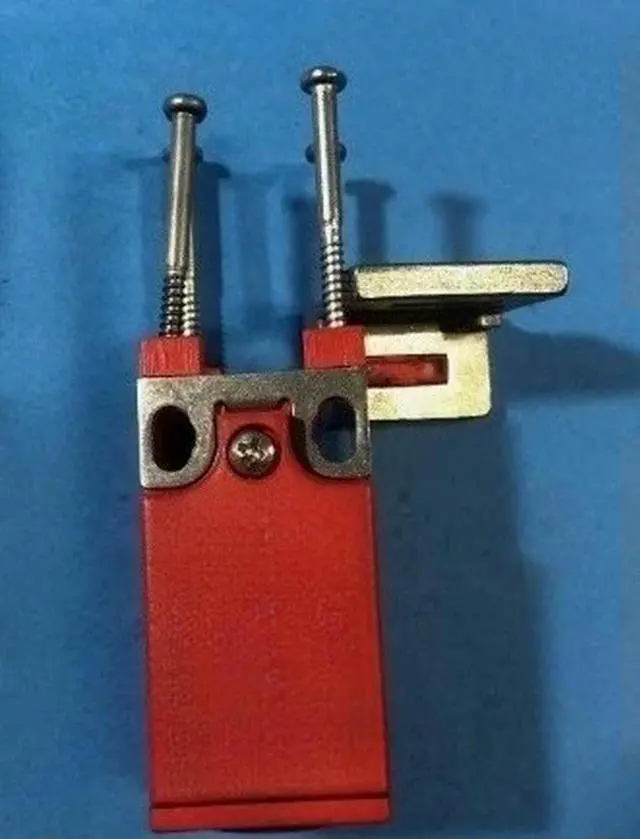 Main image of 440K-E33046 440K E33046 Safety Interlock Switch Fast delivery