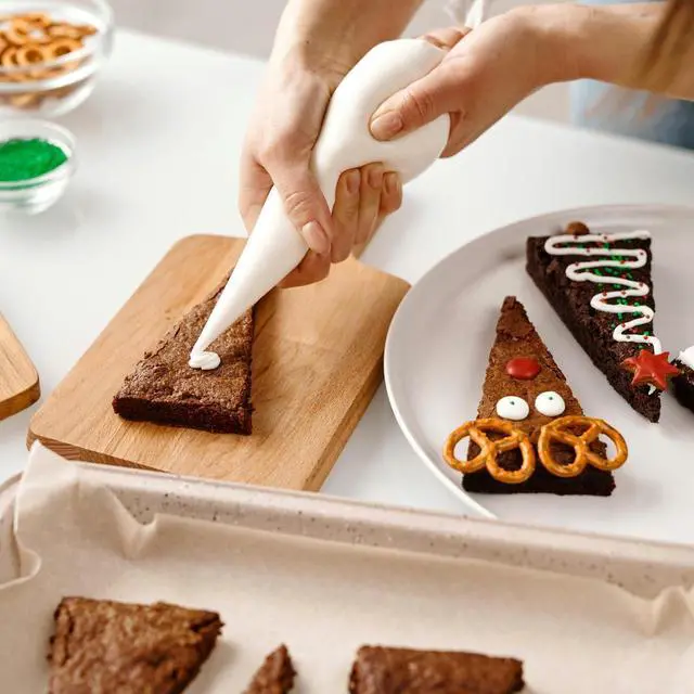 Alt view image 4 of 7 - Piping Bags Disposable Pastry Bags 12 Inch 100PCS Thicken and Non-Slip Icing Bags Tipless Frosting Piping Bag for Cake, Cream Frosting and Cookie Decoration Supplies