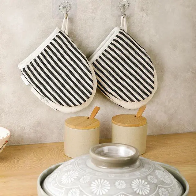 Alt view image 4 of 7 - 1 Pair Mini Oven Mitts,High Heat Resistant Oven Gloves,Kitchen Short Oven Mit with Hanging Loop for BBQ, Baking, Cooking and Grilling, (Balck)